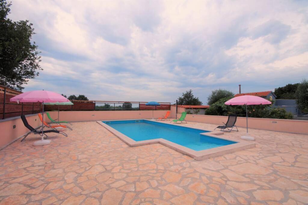 Sunny Apartment With Pool Šišan エクステリア 写真
