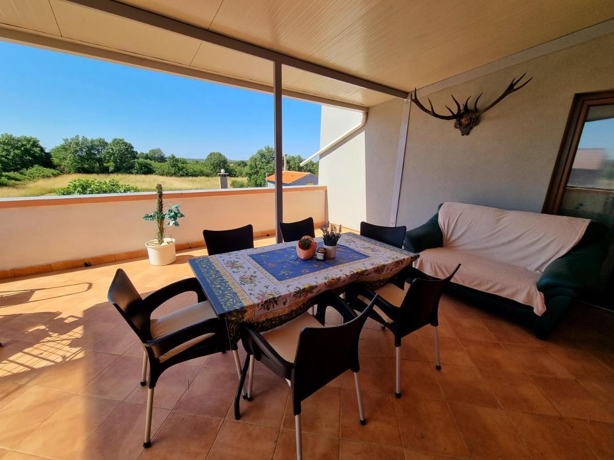 Sunny Apartment With Pool Šišan エクステリア 写真